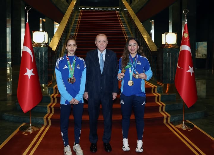 Cumhurbaşkanımız Sayın Recep Tayyip Erdoğan, İLBANK sporcuları Sude Yaren Uzunçavdar ve Sıla Irmak Uzunçavdar’ı kabul etti.